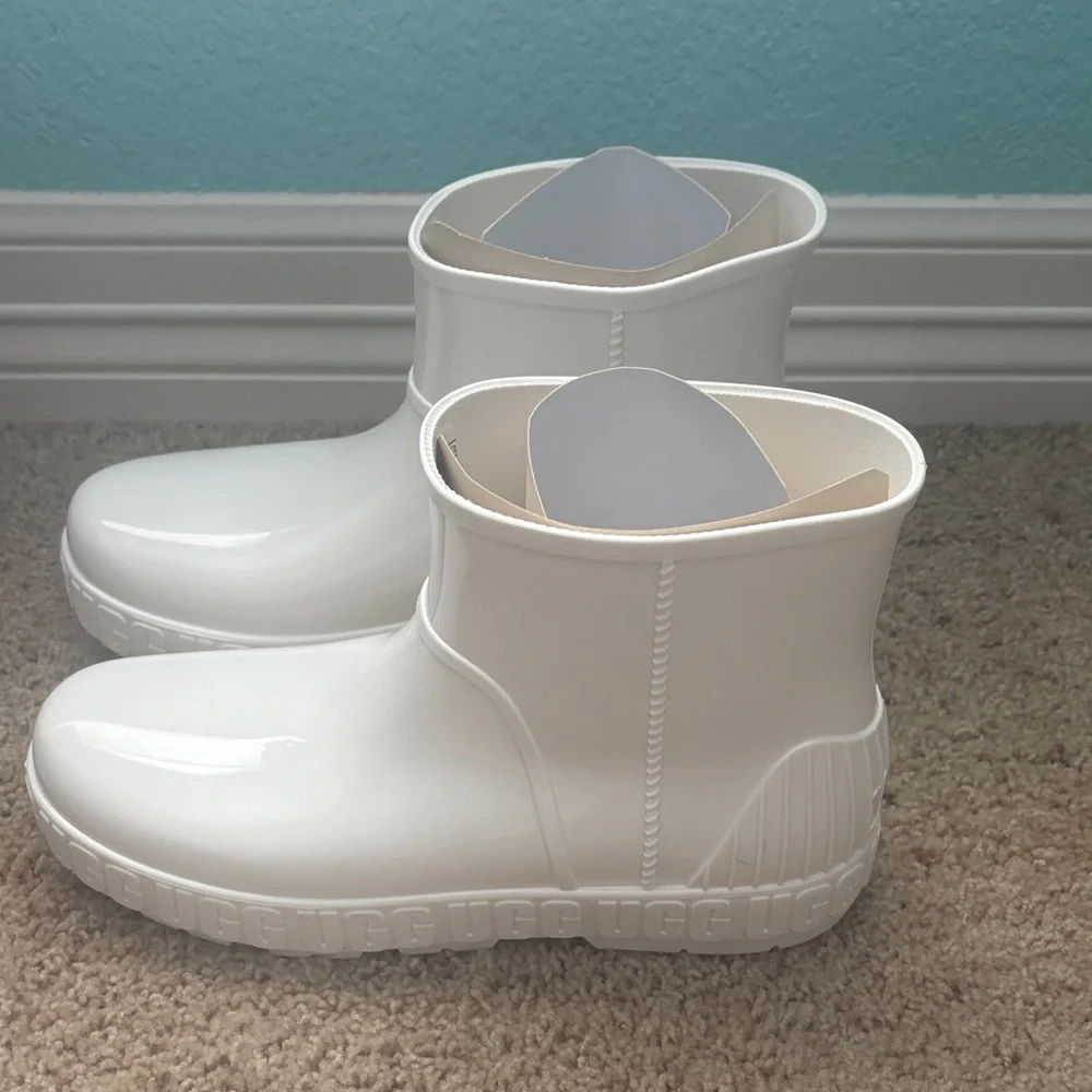 UGG‎ Womens Glossy White Rain Boots Size 12 New in Box